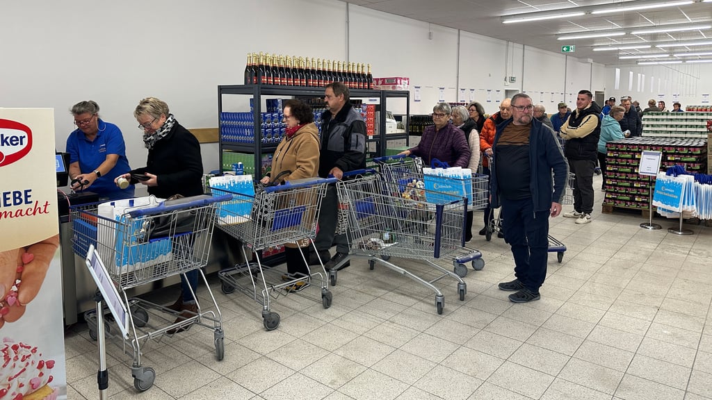 Eine lange Schlange bildete sich zur Eröffnung des neuen Ostmilch-Markts in Gerwisch. 
