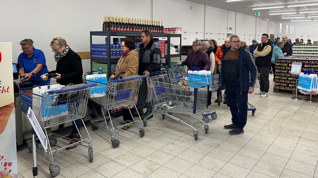 Eine lange Schlange bildete sich zur Eröffnung des neuen Ostmilch-Markts in Gerwisch. 
