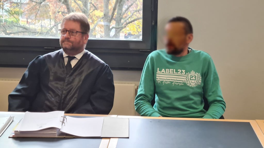 Der Angeklagte Tobias D. (r.) und sein Strafverteidiger Peter May beim Berufungsprozess am Landgericht Magdeburg.