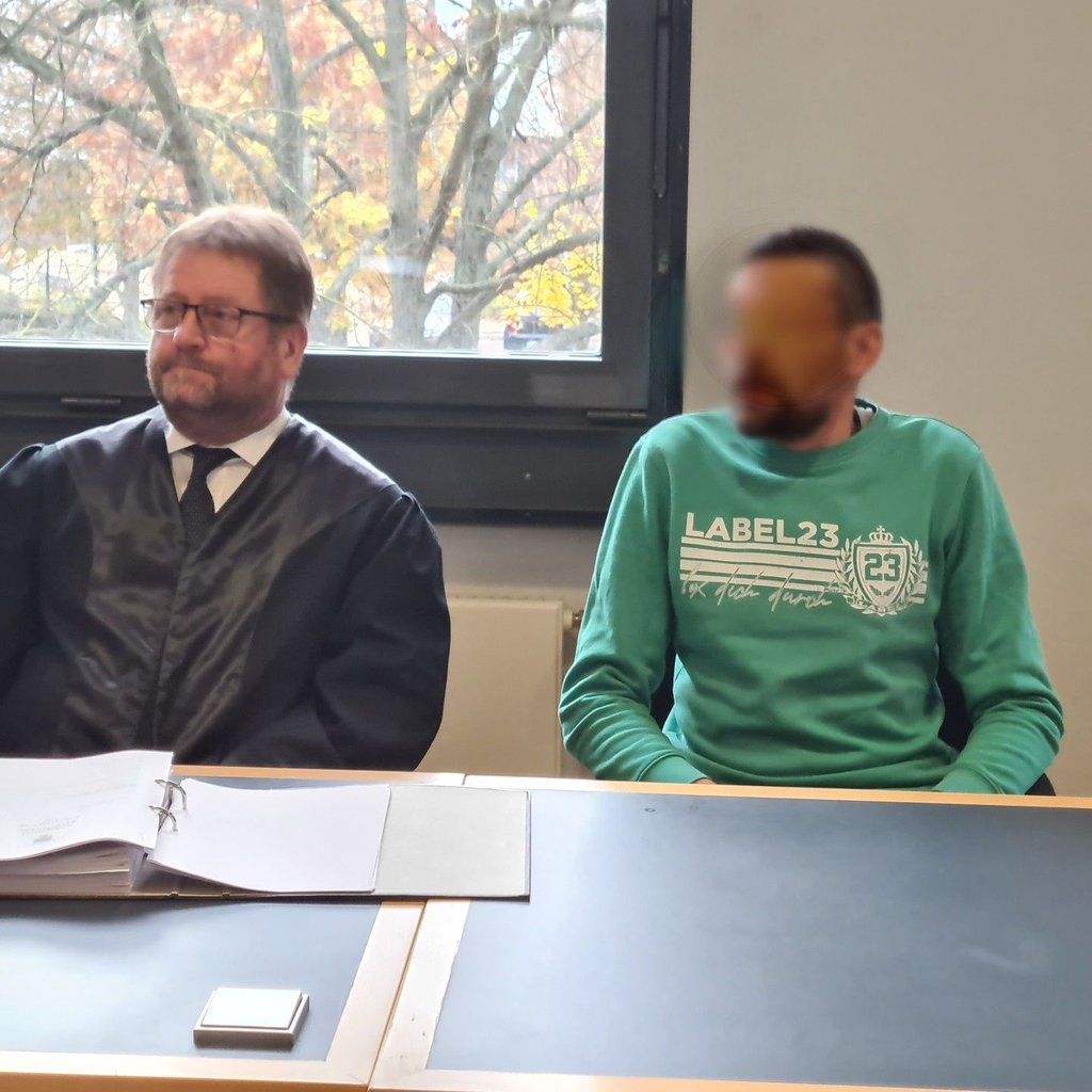 Der Angeklagte Tobias D. (r.) und sein Strafverteidiger Peter May beim Berufungsprozess am Landgericht Magdeburg.