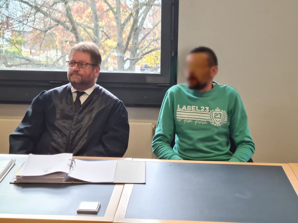 Der Angeklagte Tobias D. (r.) und sein Strafverteidiger Peter May beim Berufungsprozess am Landgericht Magdeburg.