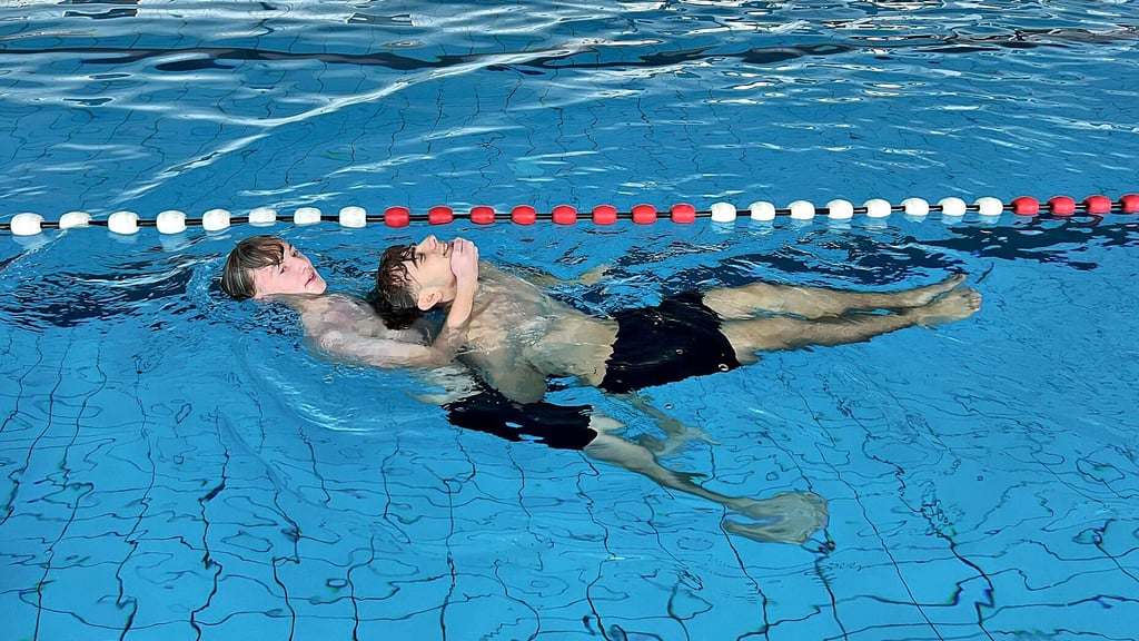 In den Schwimmeinheiten lernten die Förderschüler unter anderem, welche Griffe man bei der Rettung anwendet.