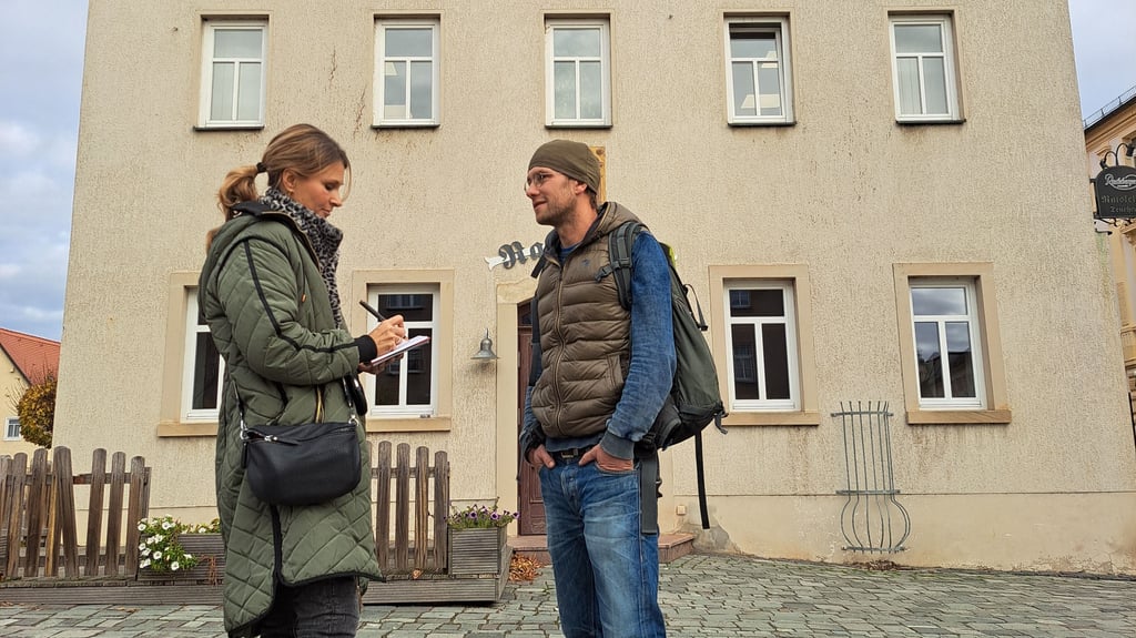 MZ-Reporterin Meike Ruppe-Schmidt im Gespräch mit Felix Hafner aus Teuchern auf dem Marktplatz beim MZ-Marktgespräch.