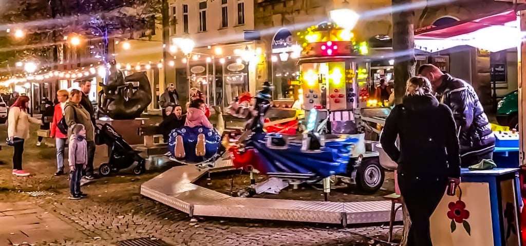 Das Kinderkarussell war eine Attraktion beim Lichtereinkauf im vergangenen Jahr. Es steht am Freitag wieder am Roßmarkt.  