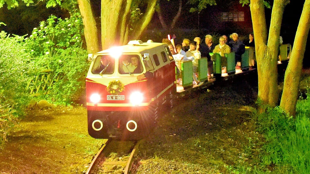 Die Abendfahrten der Vatteröder Parkeisenbahn erfreuen sich anhaltender Beliebtheit bei den Fahrgästen.