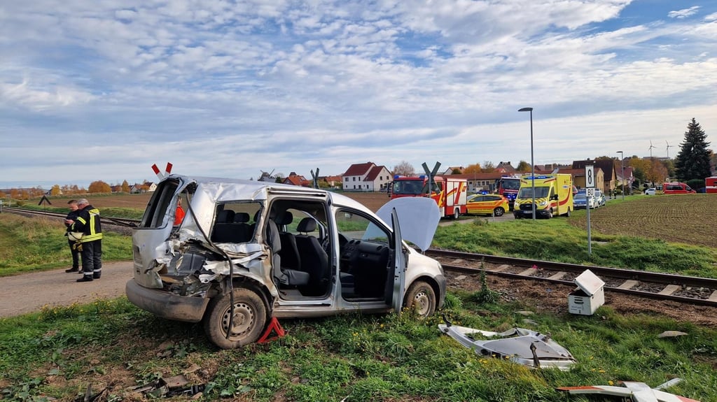 Ein Auto ist in Langeneichstädt von einem Zug erfasst worden.