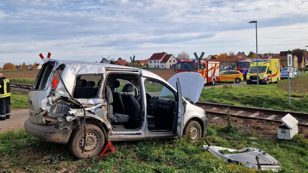 Ein Auto ist in Langeneichstädt von einem Zug erfasst worden.