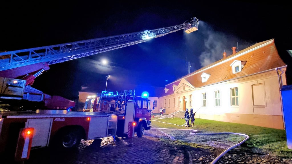 Die  Feuerwehr Havelberg rückt am frühen Dienstagabend zu einem Einsatz im Polizeigebäude am Dom aus.  Die Brandmeldeanlage hat ausgelöst, eine Person wird im Gebäude vermisst. Zum Glück handelt es sich nur um eine Übung, bei der auch die Drehleiter zum Einsatz kommt.