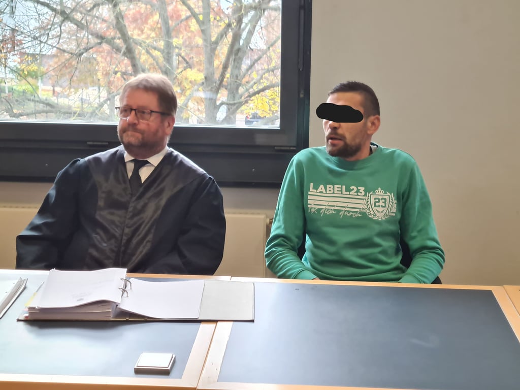 Der Angeklagte Tobias D. (r.) und sein Strafverteidiger Peter May beim Berufungsprozess am Landgericht Magdeburg.