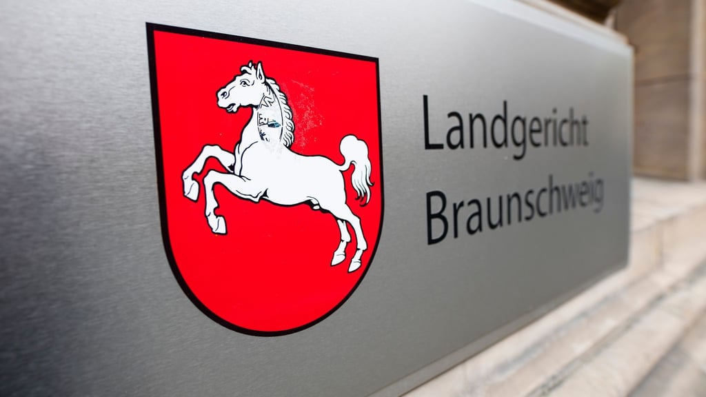 Ein 50-jähriger Mann soll seine Frau im Schlaf angezündet haben. Aus Sicht der Anklage ein Mord. (Archivbild)