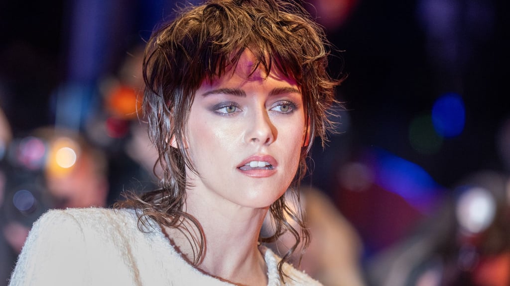 Schauspielerin Kristen Stewart zeigte den Frisuren-Trend Mullet schon 2024 auf dem Roten Teppich. Im Gegensatz zum „Vokuhila“ ist er natürlicher und eleganter.
