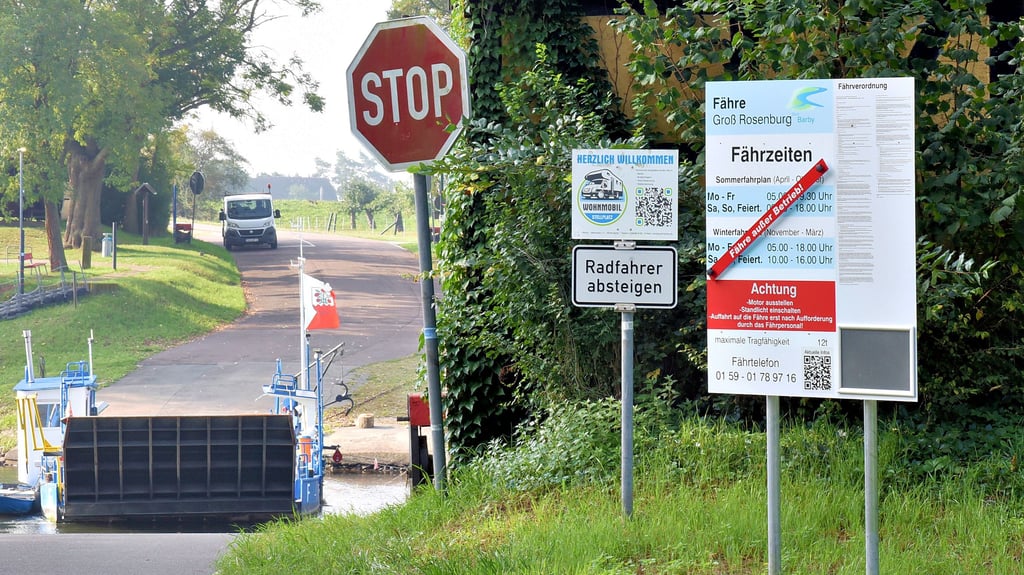 Ein Foto mit Symbolkraft.  Die Rosenburg-Werkleitzer Gierfähre lag zwischen 23. Mai und 9. Oktober tatenlos am Ufer, weil die Saale zu wenig Wasser führte.  Rechts das Sperrschild, dessen Informationen in Zeiten des Klimawandels immer aktueller werden. 