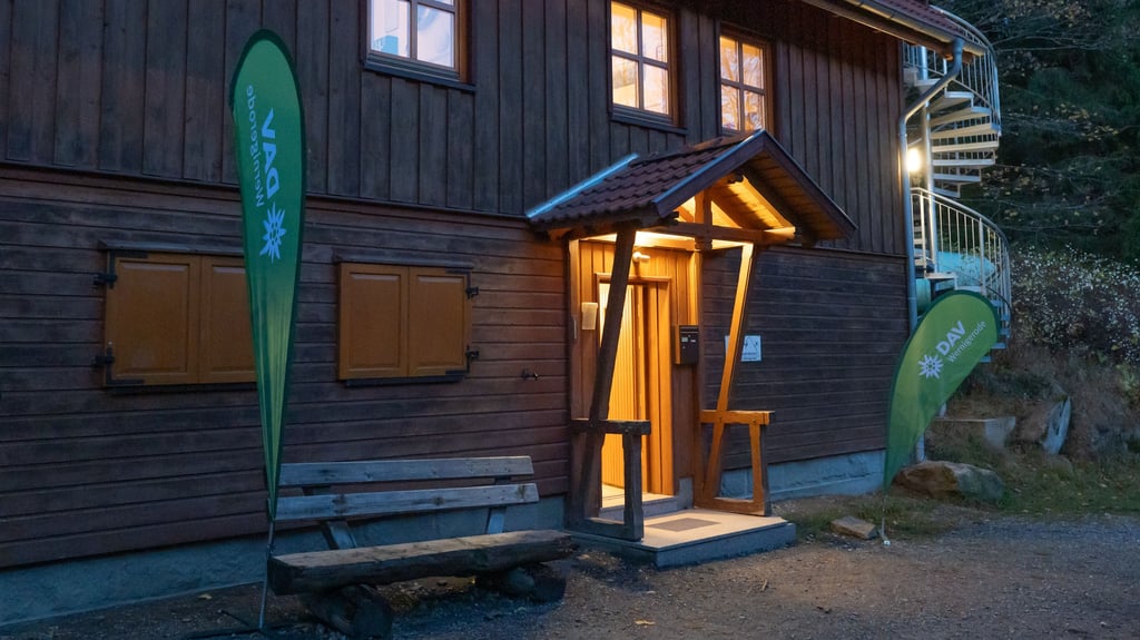 Das „Basislager Brocken“ ist eine Hütte am Rande Schierkes mit Platz für bis zu 25 Übernachtungsgäste.