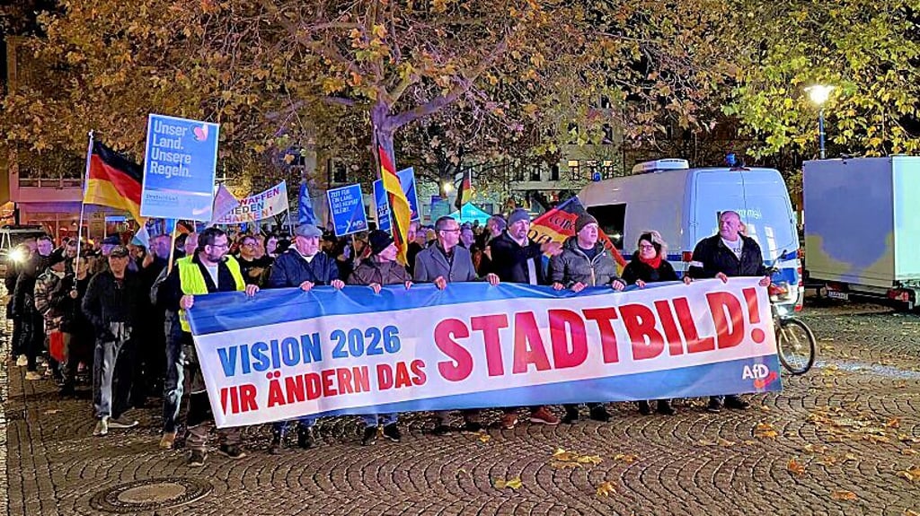 AfD demonstriert in Bitterfeld auf dem Marktplatz und stellt Machtansprüche.
