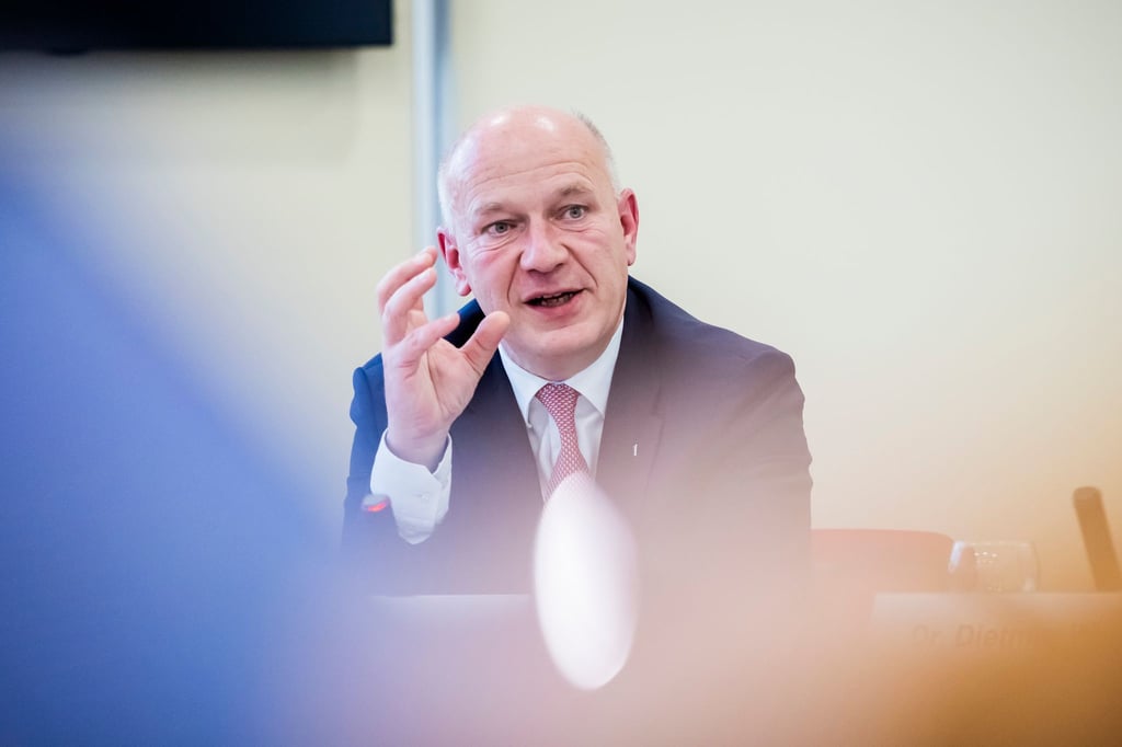 Berlins Regierender Bürgermeister Kai Wegner (CDU) geht auf Bedenken wegen möglicher neuer Windrad-Standorte an der Landesgrenze zu Brandenburg ein.