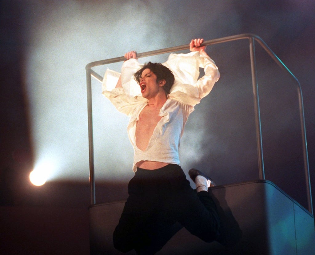 Michael Jackson am Geländer der Hebebühne in der Duisburger Rhein-Ruhr-Halle am Abend des 4. November 1995. (Archivbild)