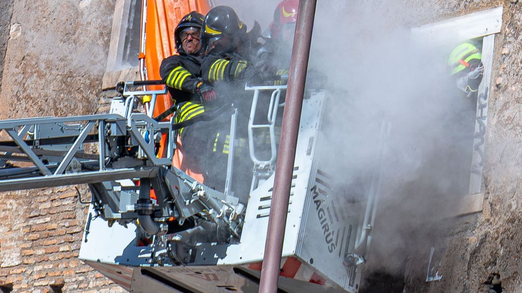 Während des Rettungseinsatzes der Feuerwehr stürzte ein weiterer Teil des Turms ein.