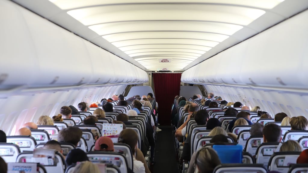 Bei Flugverspätung am besten dokumentieren: die Zeit, wann die Flugzeugtür geöffnet wird.