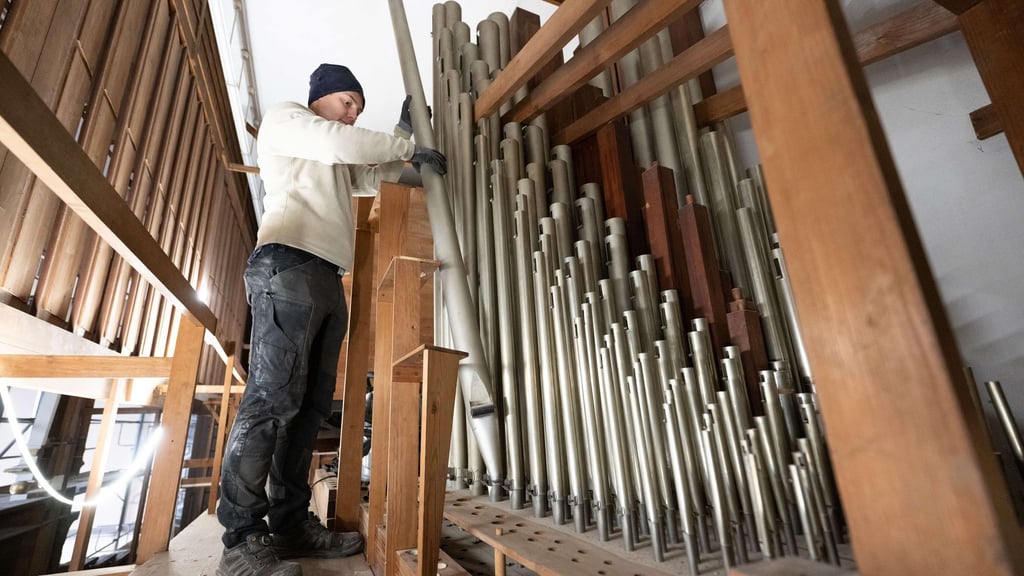 Für die Sanierung der Stadthalle Görlitz muss ein Großteil der Sauer-Orgel ausgebaut werden.