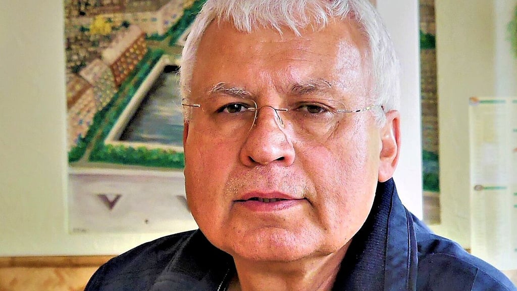  Volker Wille liest in der Ascherslebener Bibliothek aus seinem Buch „Höllenstrahlen“.