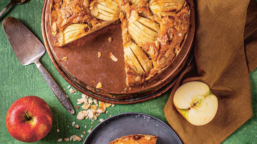 Ergibt ein besonderes Muster: Die halben Äpfel werden nicht in Scheibchen oder Viertel durchgeschnitten, sondern nur eingeritzt und tief in den zuckerfreien Teig gedrückt und gebacken.