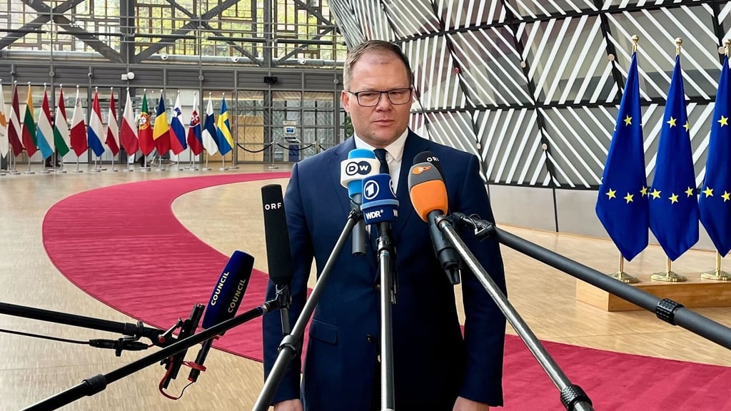 Bundesumweltminister Carsten Schneider (SPD) wirbt für das Ziel, die Emissionen in den nächsten 15 Jahren um 90 Prozent im Vergleich zu 1990 zu senken.