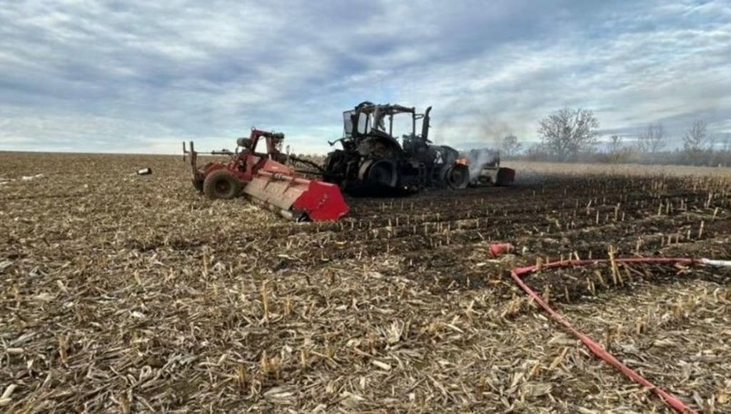 Nach einer Stichflamme brannte der Traktor kurze Zeit später lichterloh. 
