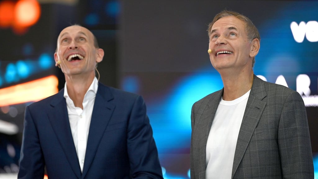 Volkswagen-Chef Oliver Blume (r) und Volkswagen-Vorstandmitglied für China, Ralf Brandstätter, in Shanghai. Der Konzern investiert trotz Schwierigkeiten viel Geld in die neue Technologie.