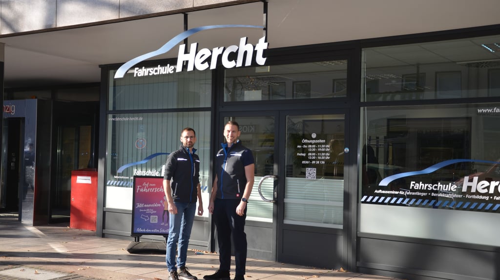Zwei bekannte Gesichter aus Oebisfelde: Steven und Marcus Hercht vor ihrer Fahrschule in der Wolfsburger Innenstadt. 
