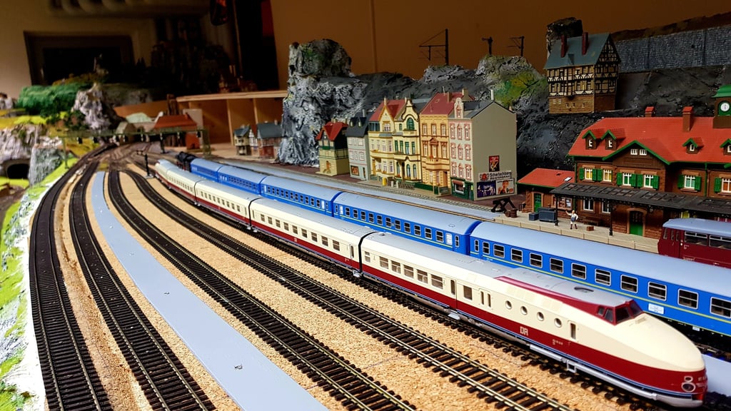 Junge und junggebliebene Modellbauer laden im November zur Präsentation ihrer Miniaturwelten- und züge in die Wernigeröder Sekundarschule Burgbreite ein.