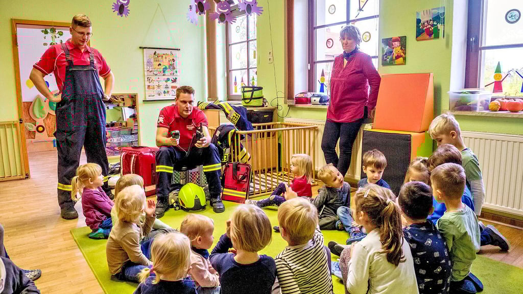 Gespannt hören die Jungen und Mädchen der Kita Eutzsch bei der Brandschutzerziehung zu. 