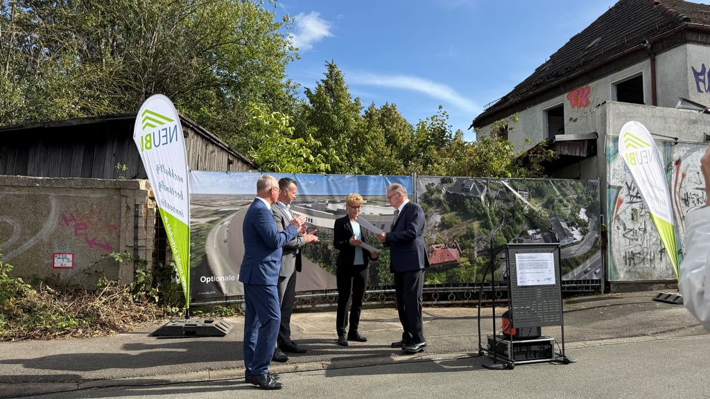 Übergabe Fördermittelbescheid aus Strukturfördermitteln nach dem Kohleausstieg für Bau des Mitteldeutschen Bildungszentrums in Bitterfeld mit Oberbürgermeister Armin Schenk, Landrat Andy Grabner, Neubi-Geschäftsführerin Susann Schult und Sachsen-Anhalts Miniterspräsident Reiner Haseloff (v.l.)