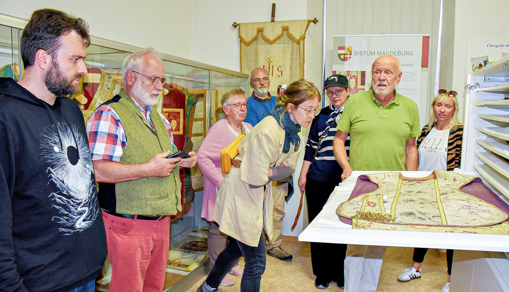Das Klostermuseum beherbergt einige ganz besondere Schätze, wie zum Beispiel dieses alte Gewand aus dem 16. Jahrhundert, das Dr. Reinhard Olma beim  Tag des offenen Denkmals  den erstaunten Besuchern präsentierte. 