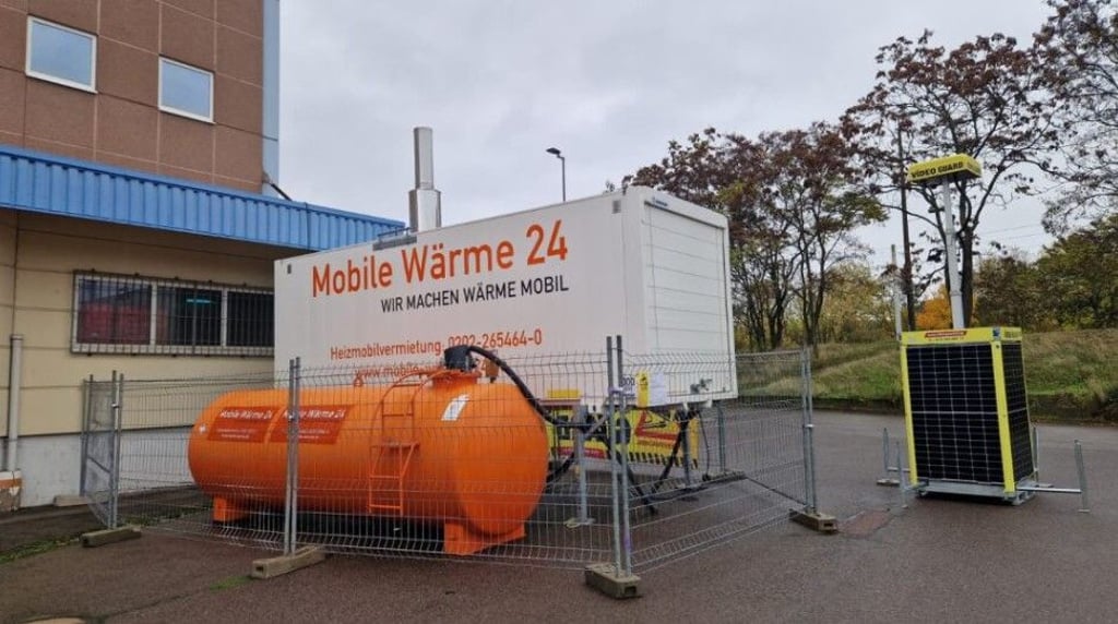 Eine mobile Heizanlage ist am Südstadtcenter aufgebaut.