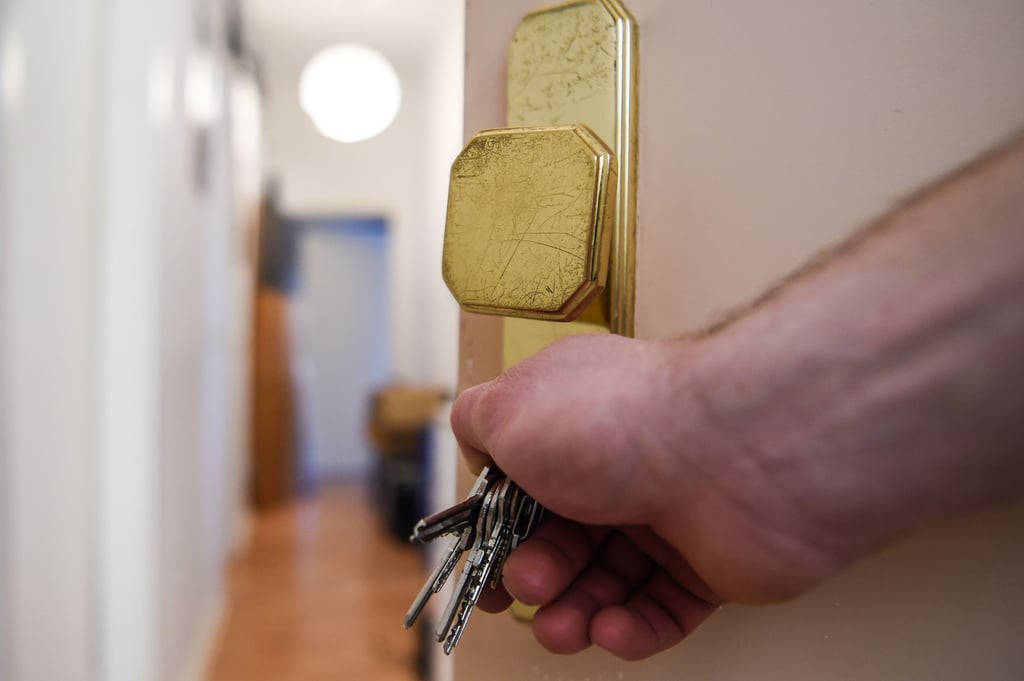 Die 88-Jährige ließ den angeblichen Mitarbeiter einer Pflegekasse in ihre Wohnung. 