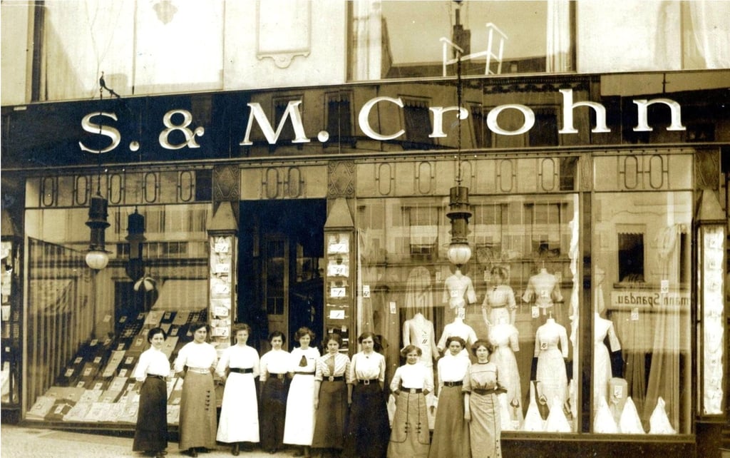 Das Kaufhaus S. & M. Crohn am Markt 9 in Eisleben – hier lebte und arbeitete die jüdische Familie Crohn bis zur Flucht vor den Nationalsozialisten im Jahr 1933.