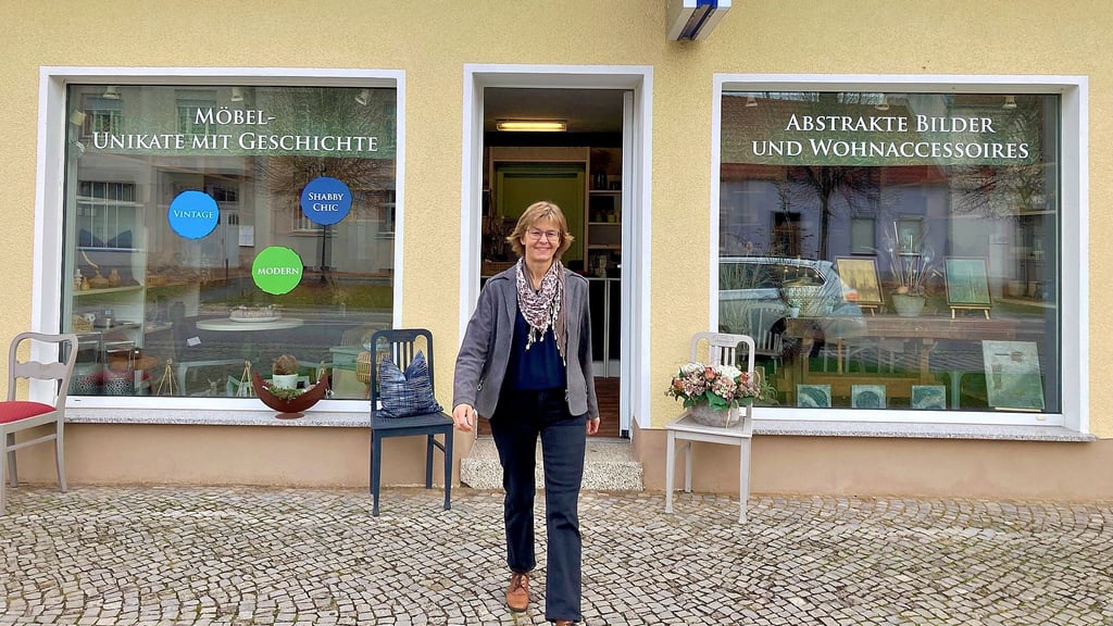Steffi Naumann vor ihrer  kleinen Galerie in Oranienbaum 