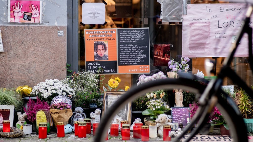 Auch Monate nach den tödlichen Schüssen hinterlassen Menschen am Tatort Blumen, Kerzen und Nachrichten im Gedenken an Lorenz.