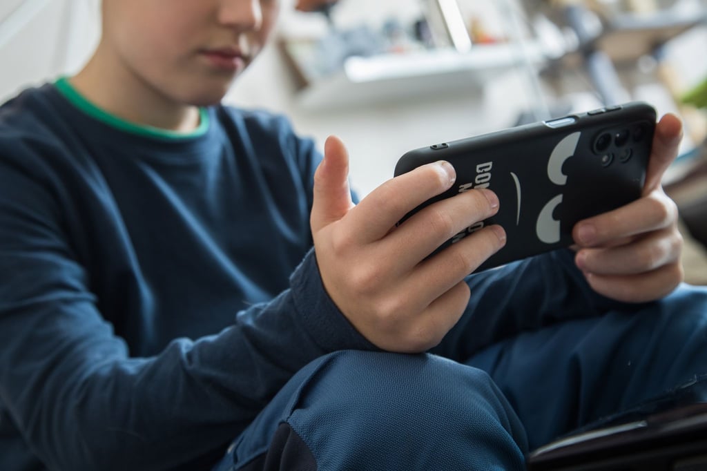 Vorsicht, Gefahr im Chat: Falsche Online-„Freunde“ üben digitale Gewalt aus und manipulieren Kinder und Jugendliche - mit fatalen Folgen.