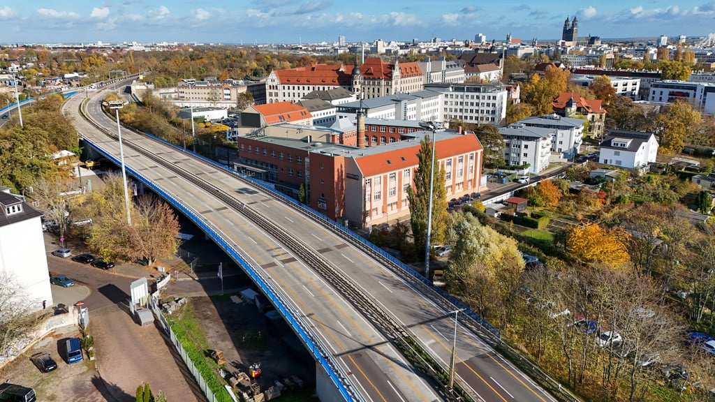 An der Ringbrücke Halberstädter Straße in Magdeburg laufen die vorbereitenden Maßnahmen für den Abriss.