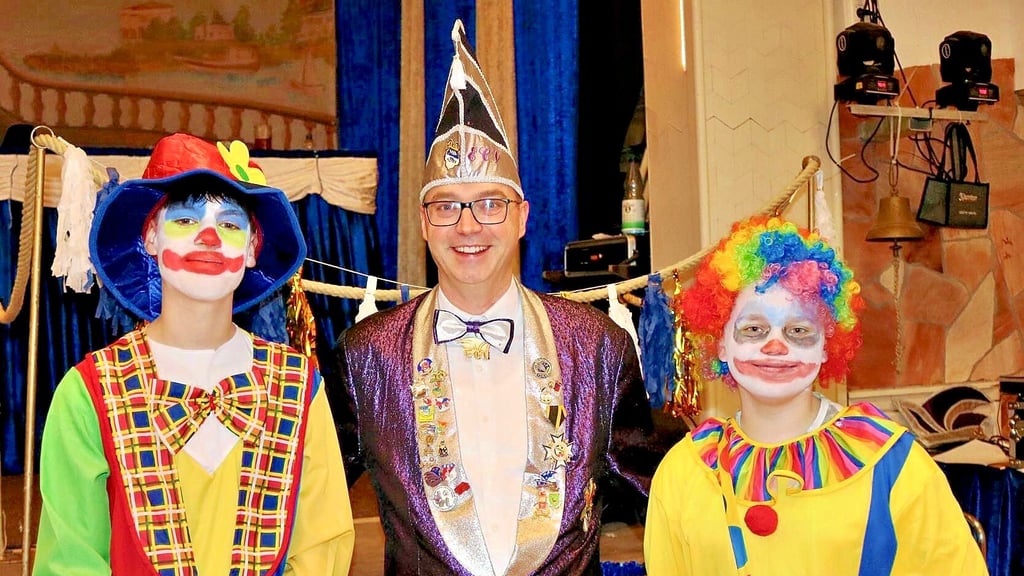 Der  Elsteraner Carneval Vereins (ECV) Präsident  Karsten  Röder und einige Narren. 