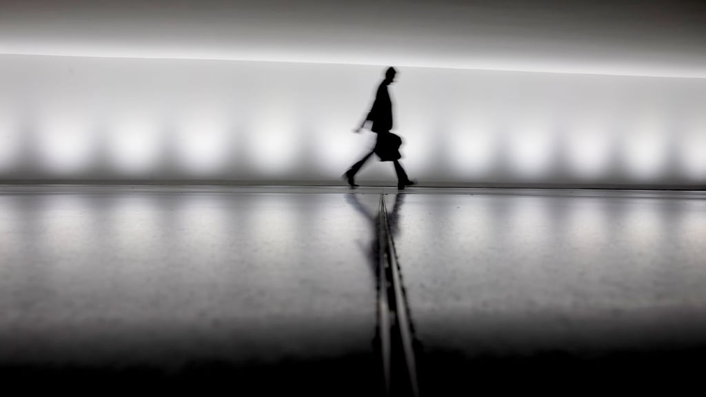 Wer sich nur genügend anstrengt, wird auch gesehen? Wer eine Beförderung anstrebt, muss sich unter Umständen auf die Bühne stellen.