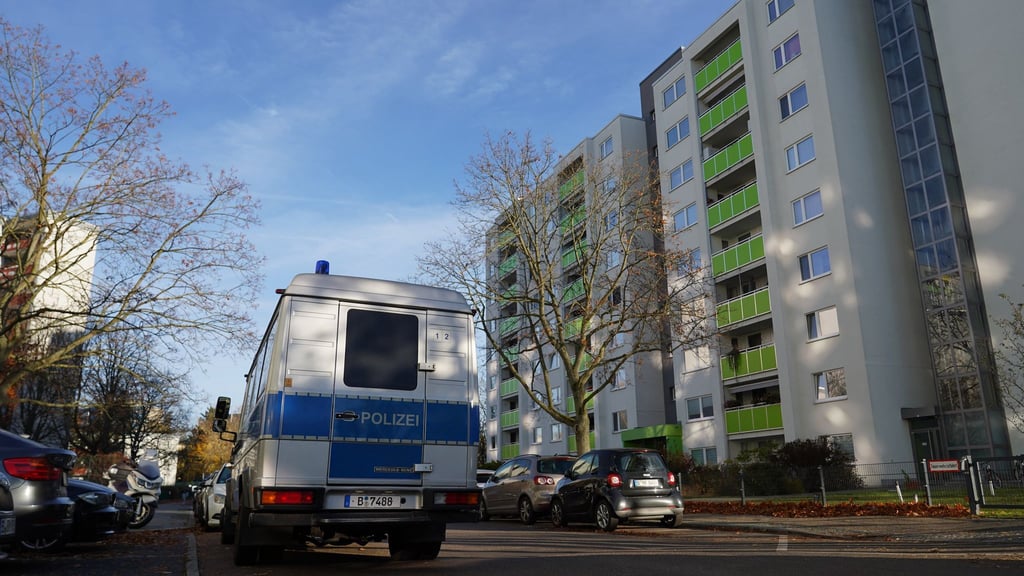 In Neukölln durchsuchten Polizisten am Morgen ein Objekt.