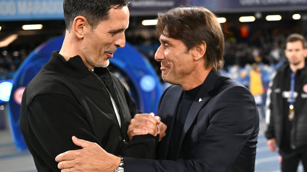 Neapels Coach Antonio Conte (r) staunte über die Spielweise von Eintracht Frankfurt unter Trainer Dino Toppmöller (l).