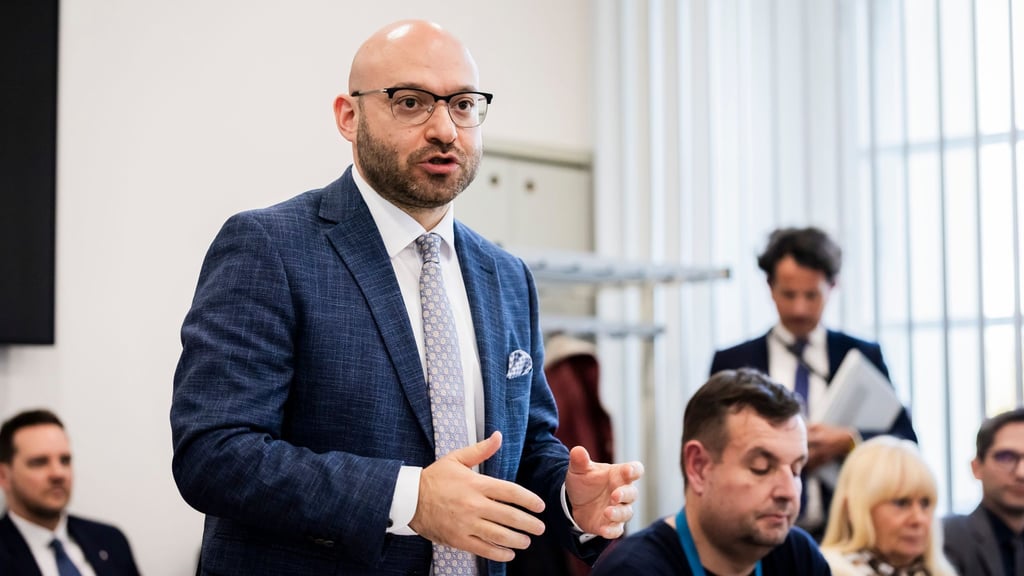 Brandenburgs Innenminister René Wilke (parteilos) kündigt wegen der gestiegenen Zahl von Drohnen über Militäranlagen eine Änderung des Polizeigesetzes an (Archivbild).