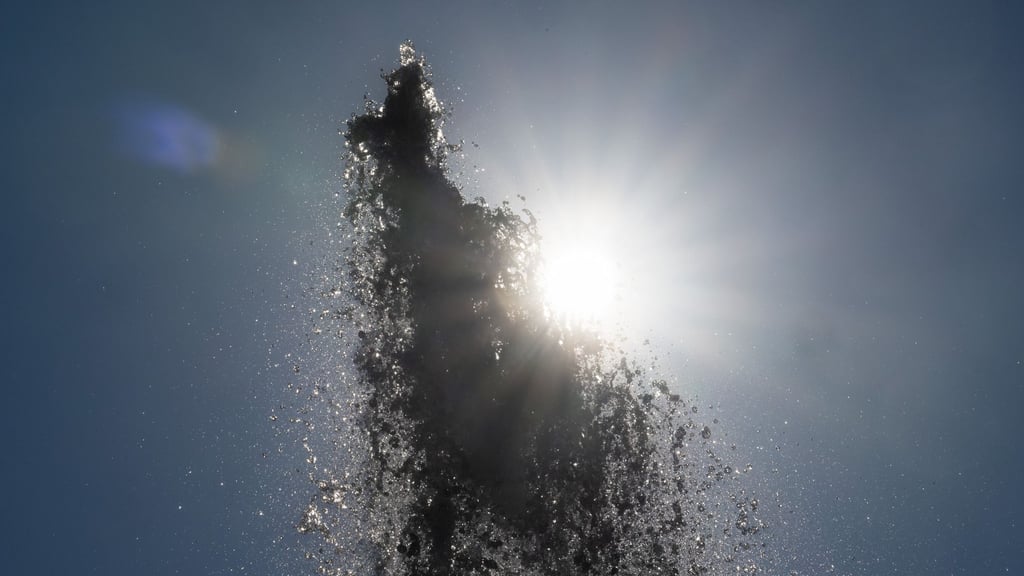 Die Ableitung des Wassers verhinderte eine Überflutung der kleinen Ortschaft. (Symbolbild)