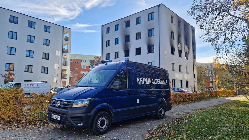 Nach dem verheerenden Wohnungsbrand in der Linzer Straße in Halle laufen die Ermittlungen zur Brandursache auf Hochtouren.