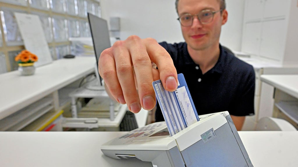 Mit Versichertenkarte und Lesegerät kann Marcus Hähnel auf die elektronische Patientenakte zugreifen. Technische Probleme erschweren das jedoch.