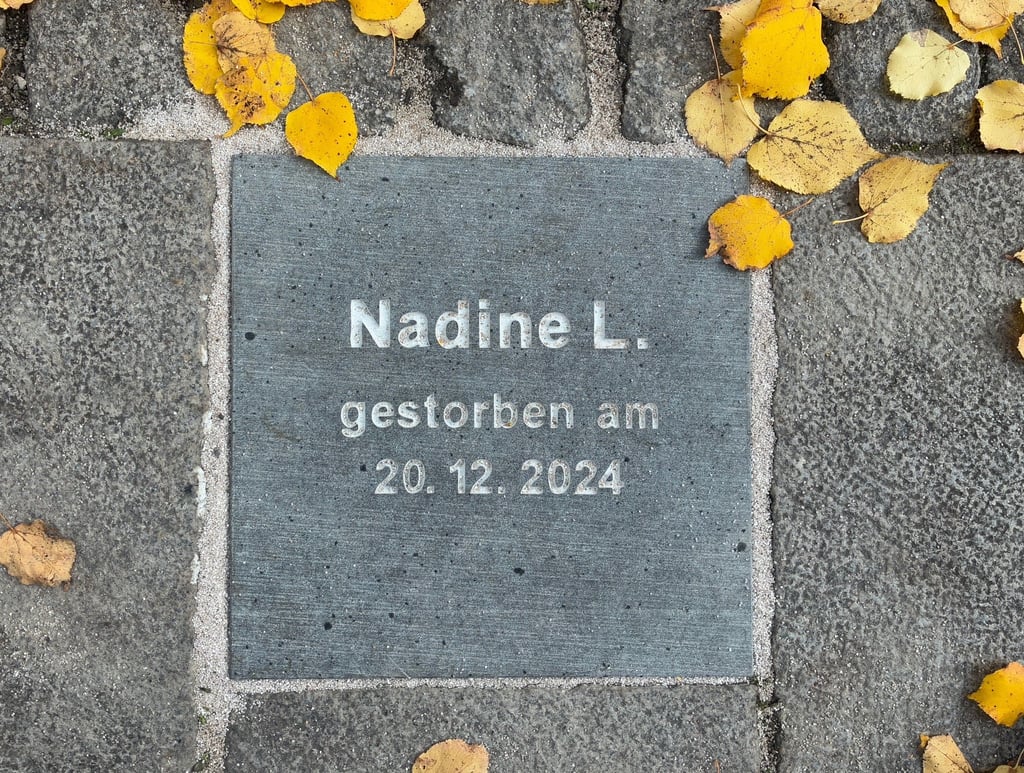 Eine der Gedenkplatten für Opfer des Anschlages auf dem Weihnachtsmarkt in Magdeburg vom 20. Dezember 2024.