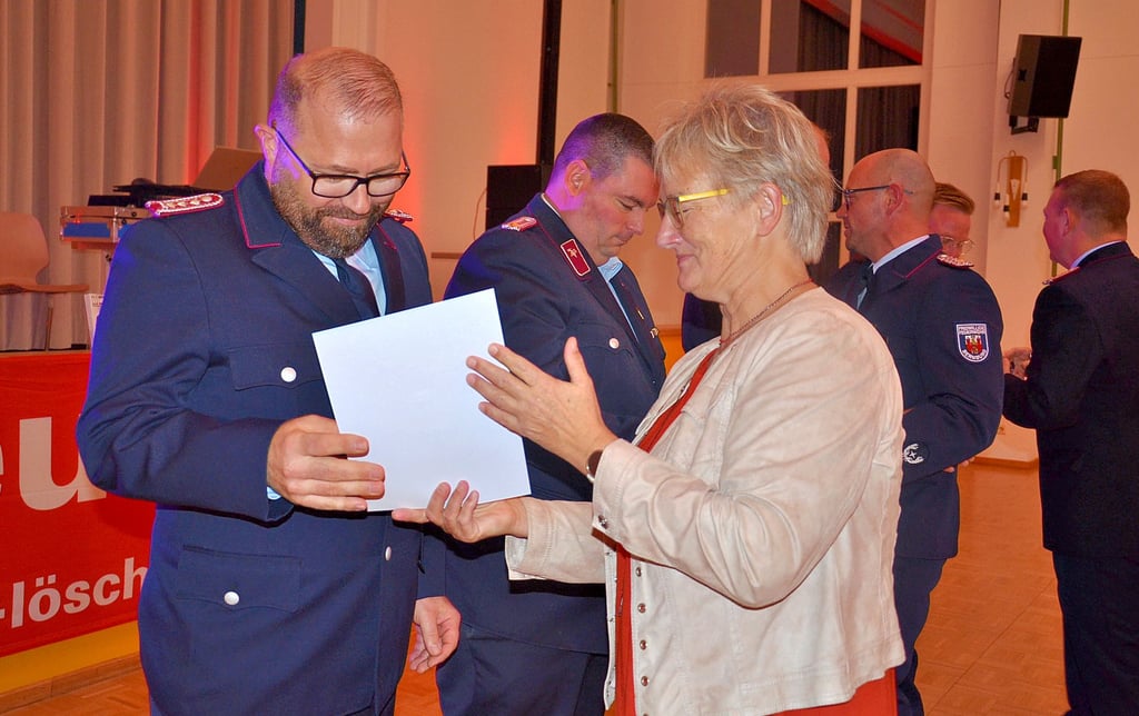 Stephan Lingner (vorn) und Sebastian Krüger sind von Oberbürgermeisterin Silvia Ristow für 30-jährige Mitgliedschaft ausgezeichnet worden. 